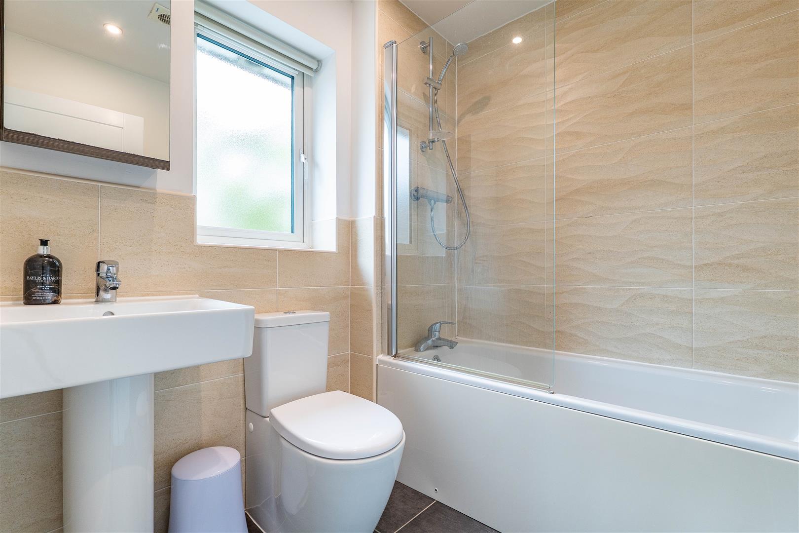 3 bed property in Oak Leaf Drive, Preston